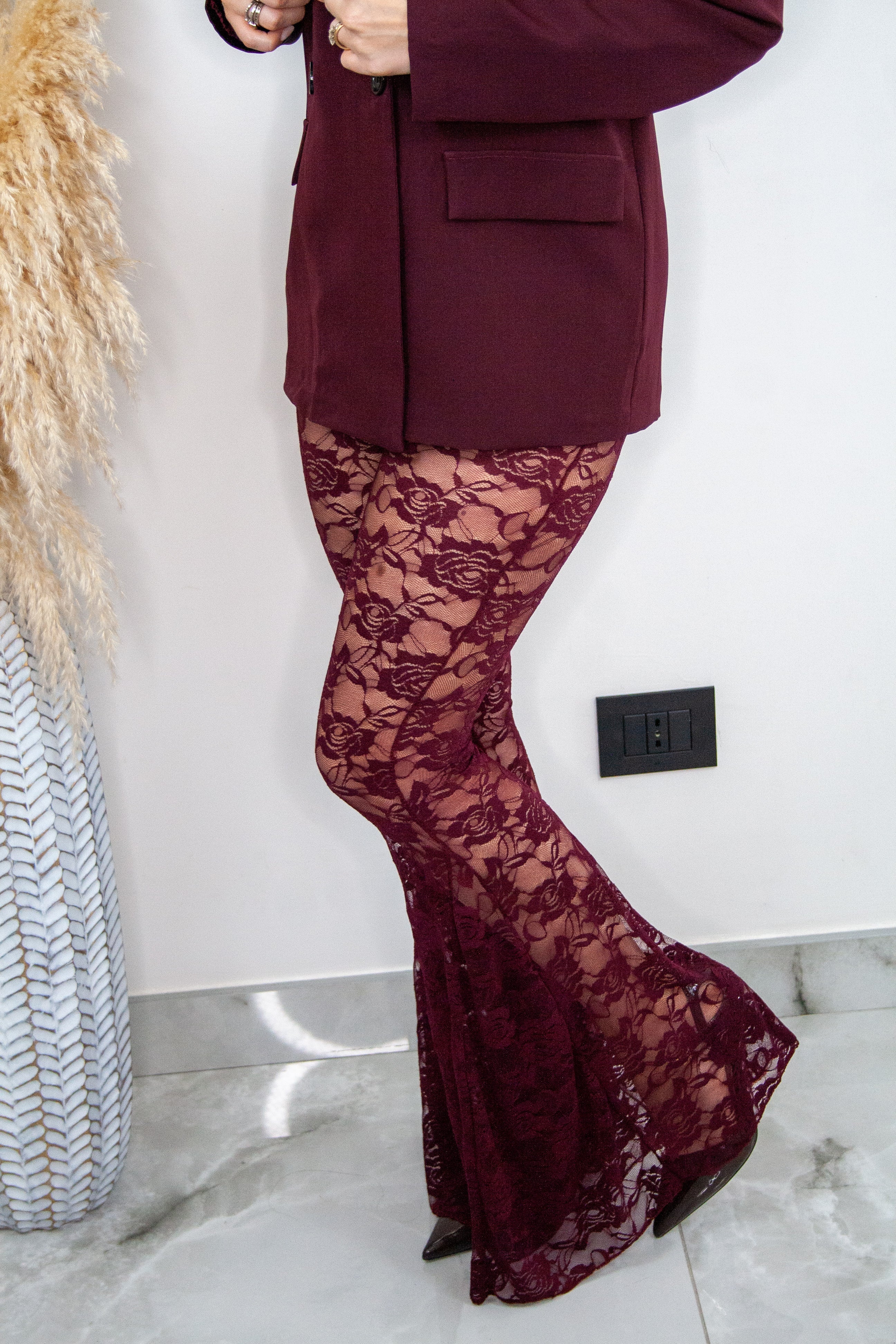 Pantalone ricamato in pizzo bordeaux