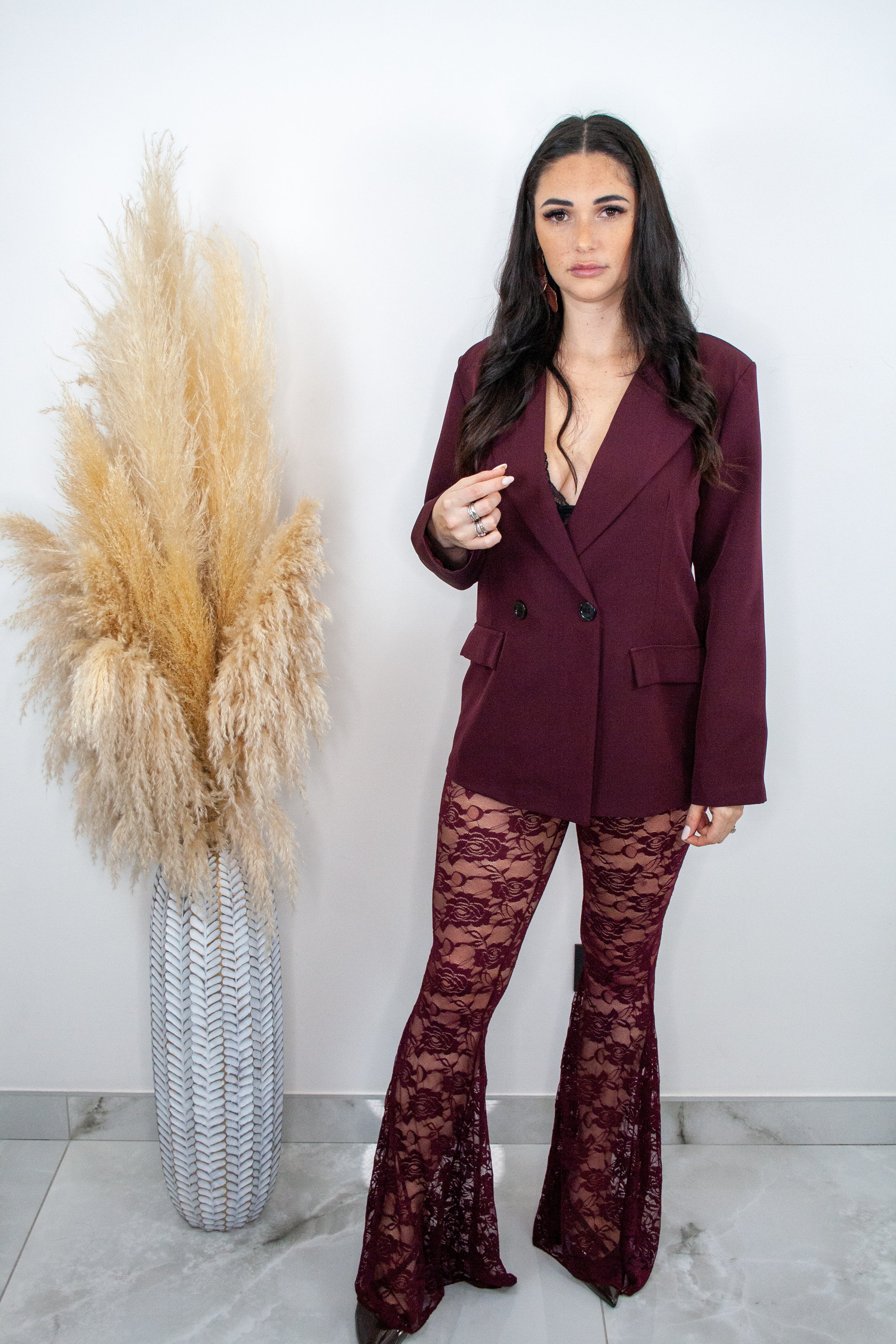 Pantalone ricamato in pizzo bordeaux