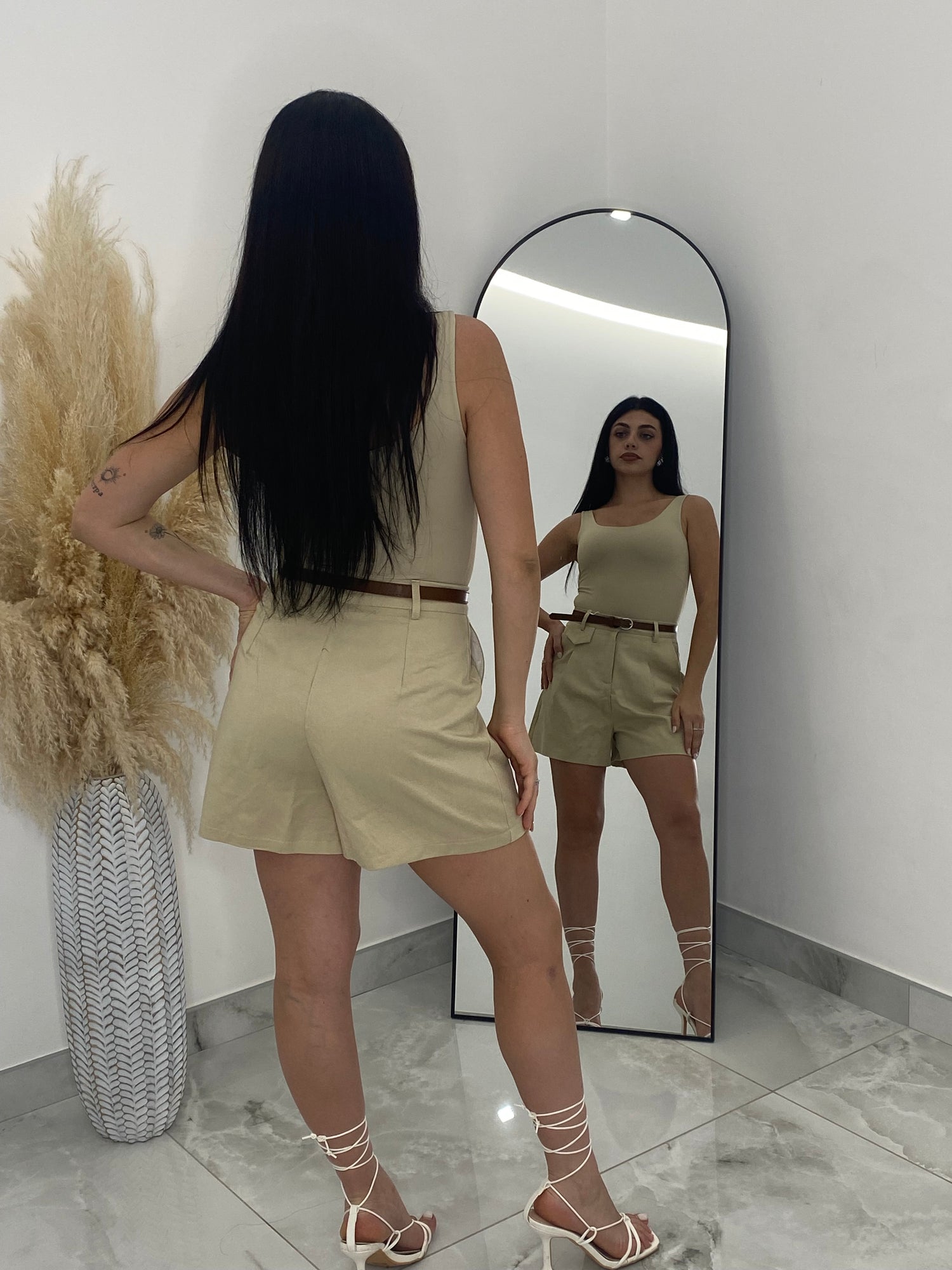 Pantaloncini beige in cotone con cinturino