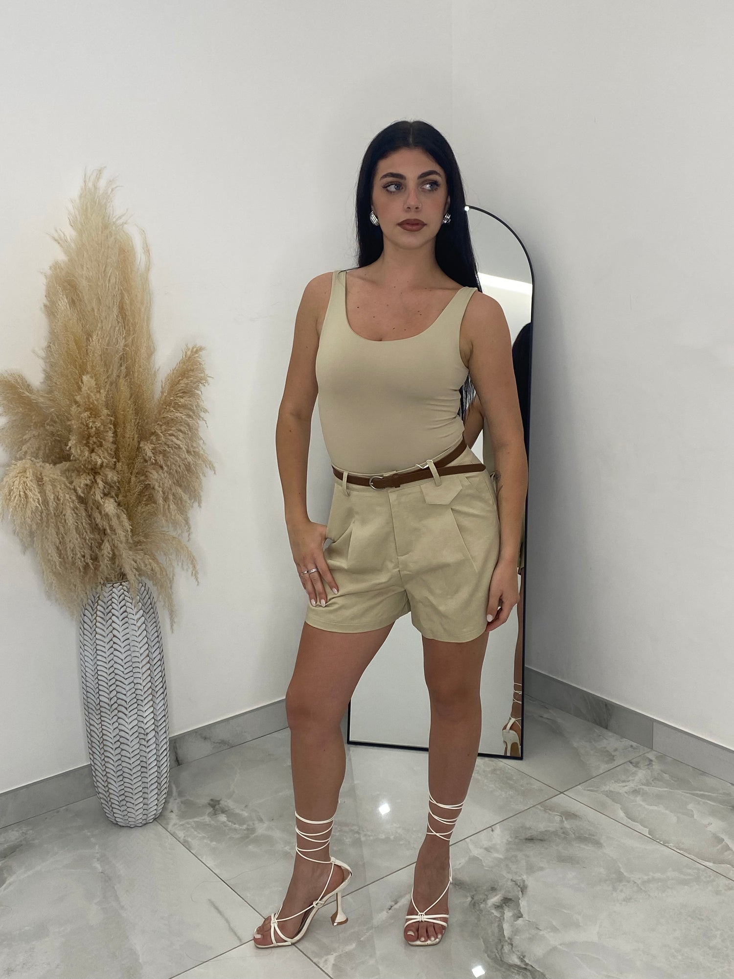 Pantaloncini beige in cotone con cinturino
