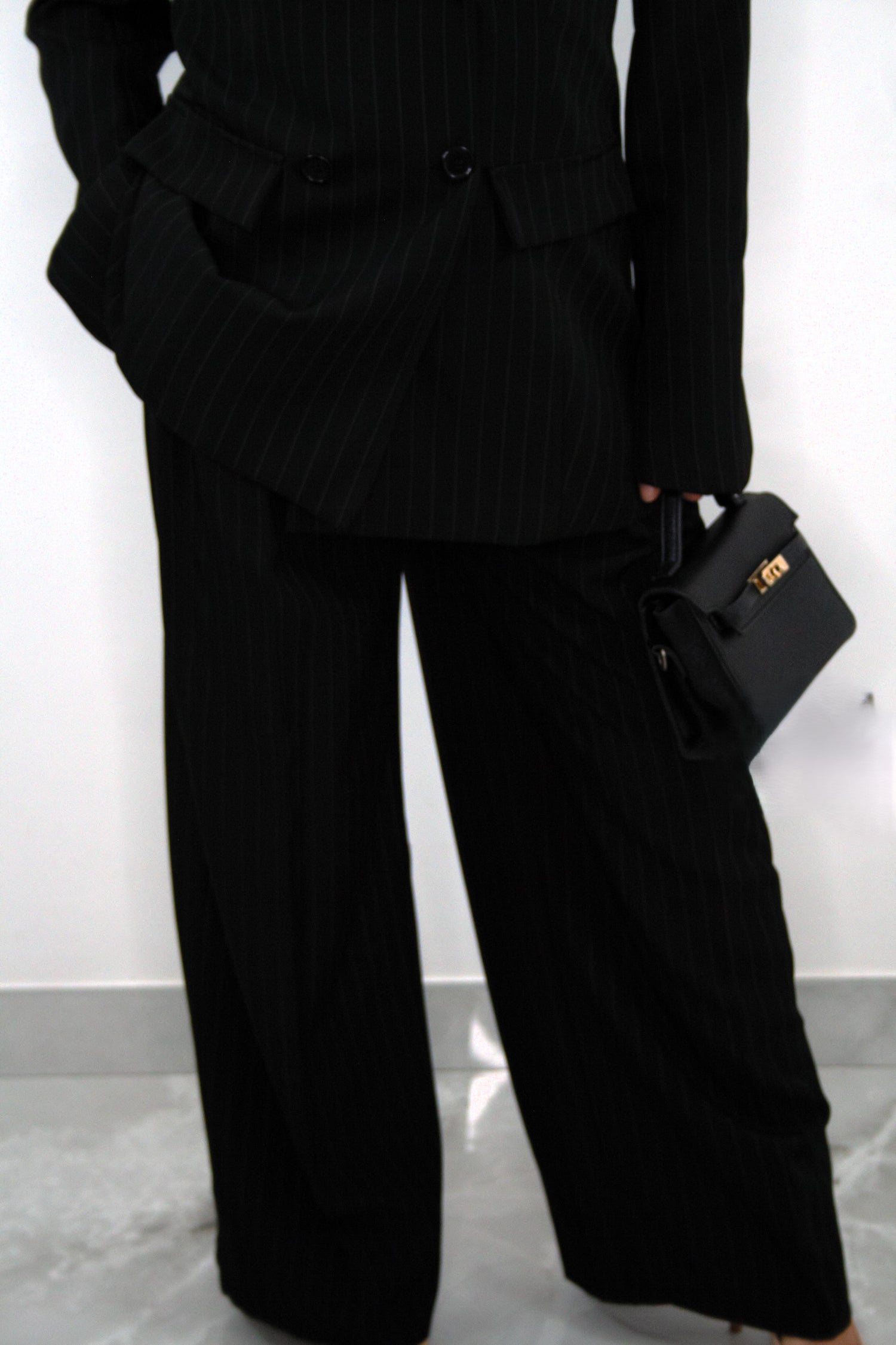 Tailleur “Brigitte” nero gessato